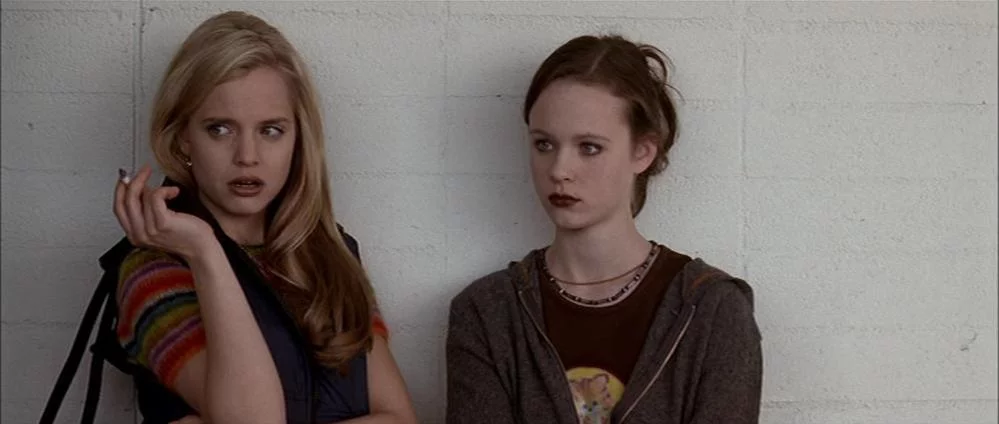 Mena Suvari i Thora Birch w „American Beauty”