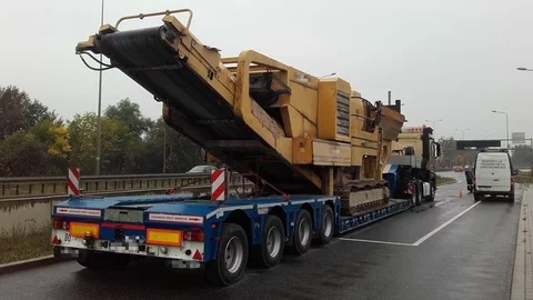 Przeładowany TIR wiozący kruszarkę