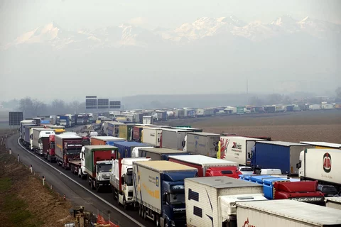Nieprzejezdna w kilku miejscach była najważniejsza autostrada kraju A1 łącząca Mediolan z Neapolem AP/East News