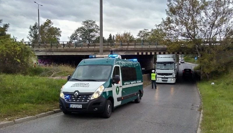 TIR zaklinował się pod wiaduktem