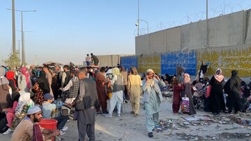 Tłum gromadzący się w pobliżu lotniska w Kabulu, zdj. ilustracyjne