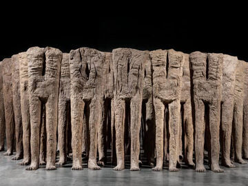 Tłum III Magdaleny Abakanowicz