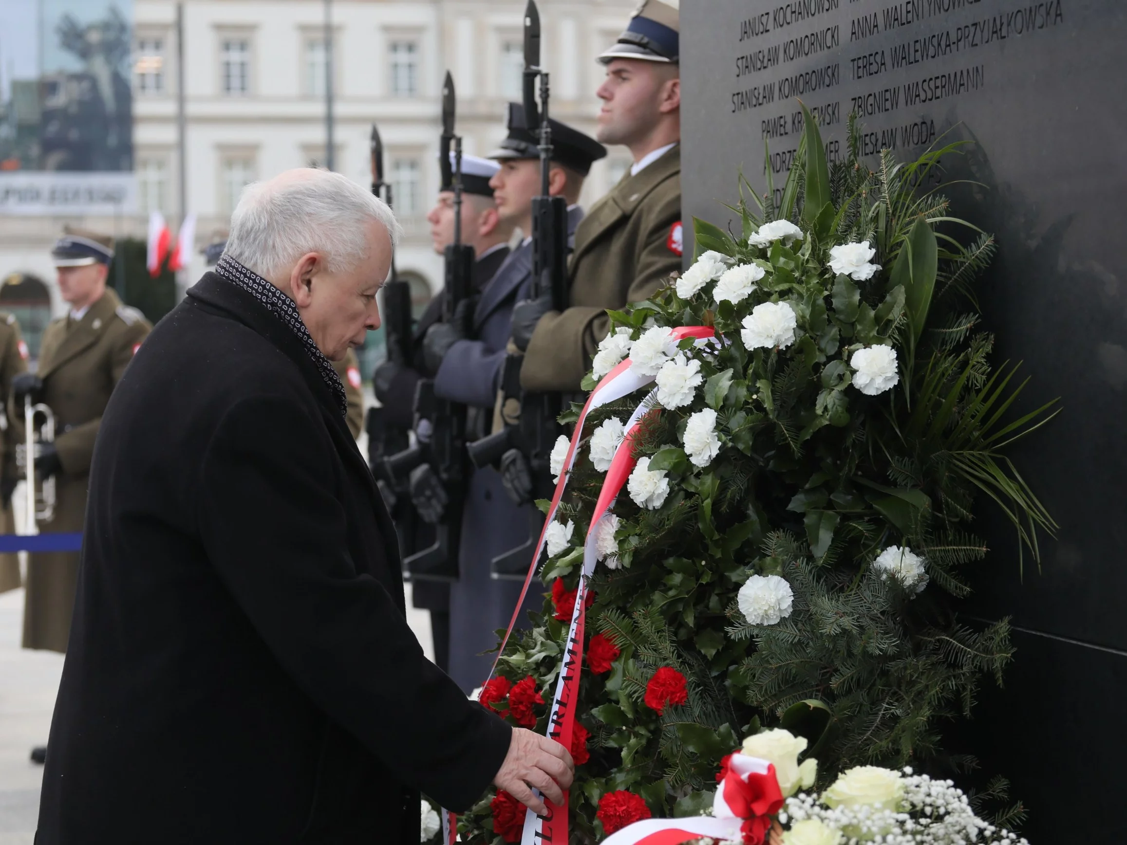 Jarosław Kaczyński złożył kwiaty przed pomnikiem Ofiar Tragedii Smoleńskiej