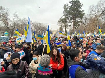 Tłum protestujących przeciwko wojnie na Ukrainie w Ałmatach