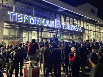 Tłum przed lotniskiem w stolicy Dagestanu