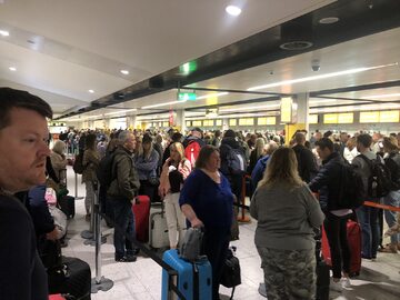 Tłum turystów na lotnisku w Gatwick