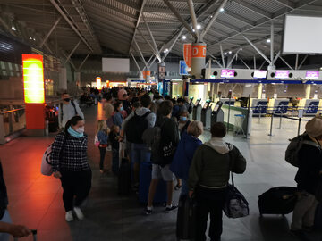 Tłum turystów na lotnisku