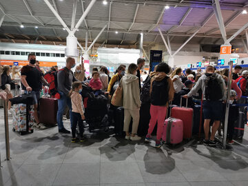 Tłum turystów na lotnisku