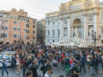 Tłum turystów w Rzymie