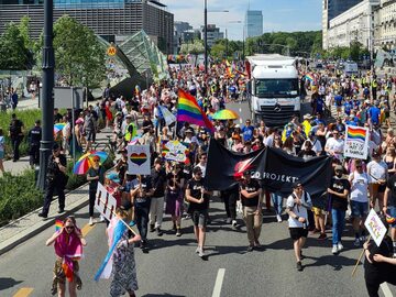 Tłumy ludzi na Paradzie Równości w Warszawie