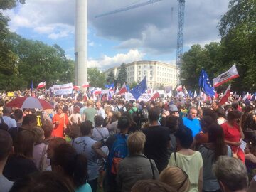 Tłumy protestujące przed Sejmem