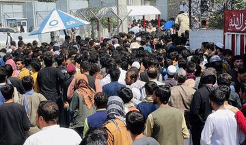 Tłumy przed lotniskiem w Kabulu