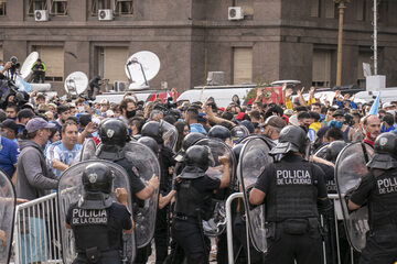 Tłumy przed Pałacem Prezydenckim w Argentynie