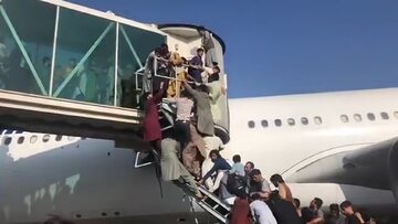 Tłumy uciekinierów na lotnisku w Kabulu