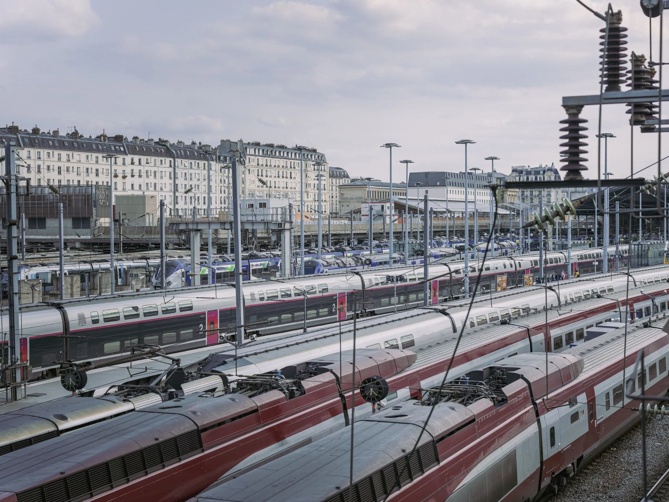 Pociągi na Gare du Nord w Paryżu