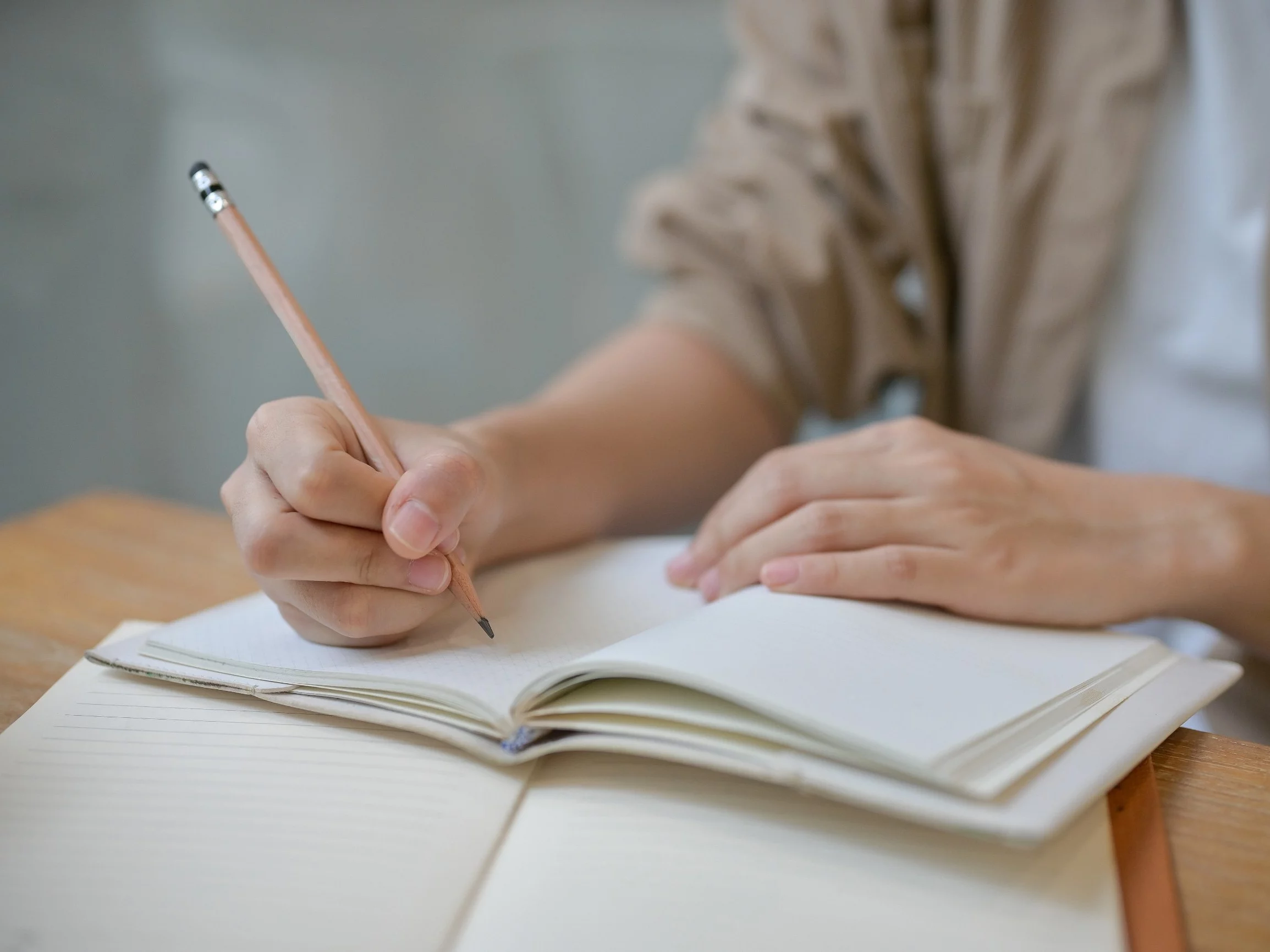 Uczeń rozwiązujący pracę domową, zdjęcie ilustracyjne