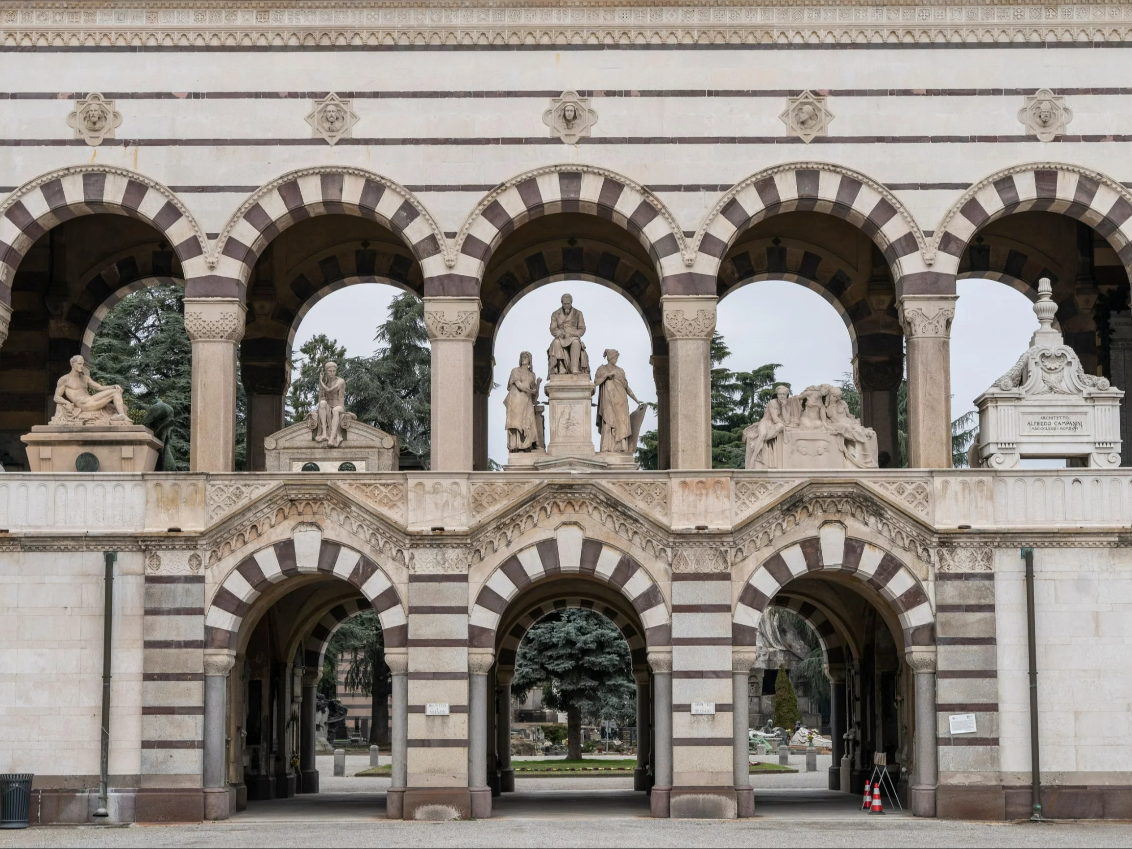 To jeden z najpiękniejszych cmentarzy Europy. Można go zwiedzać z przewodnikiem