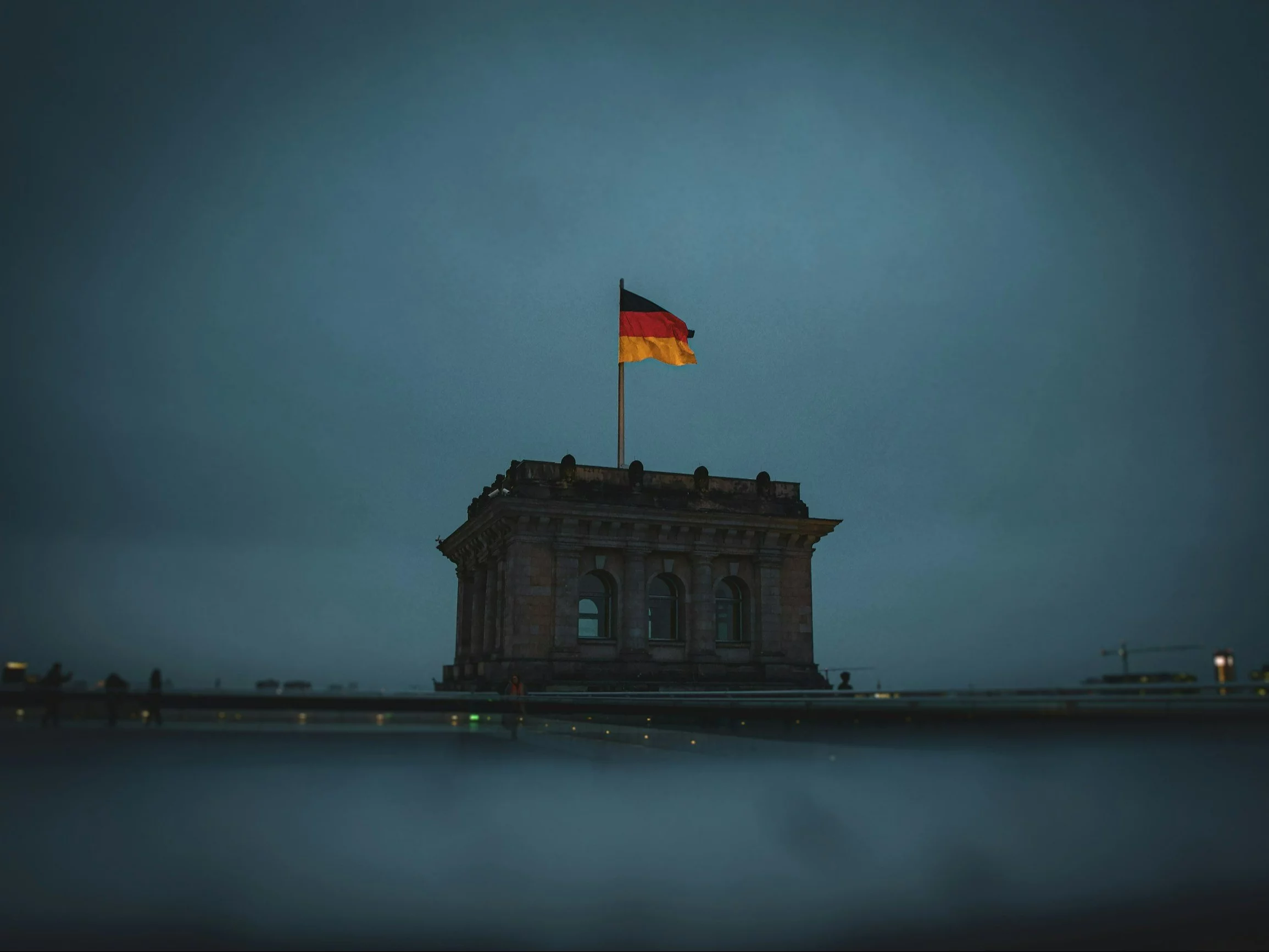 Niemiecka flaga na Reichstagu w Berlinie