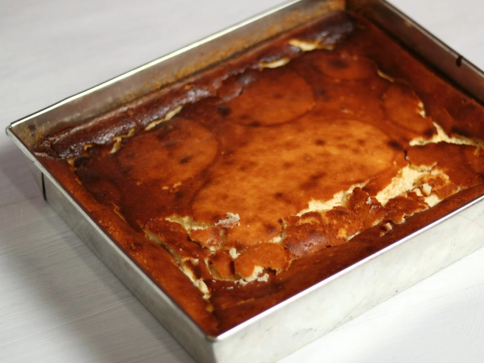 Sernik w blaszanej formie