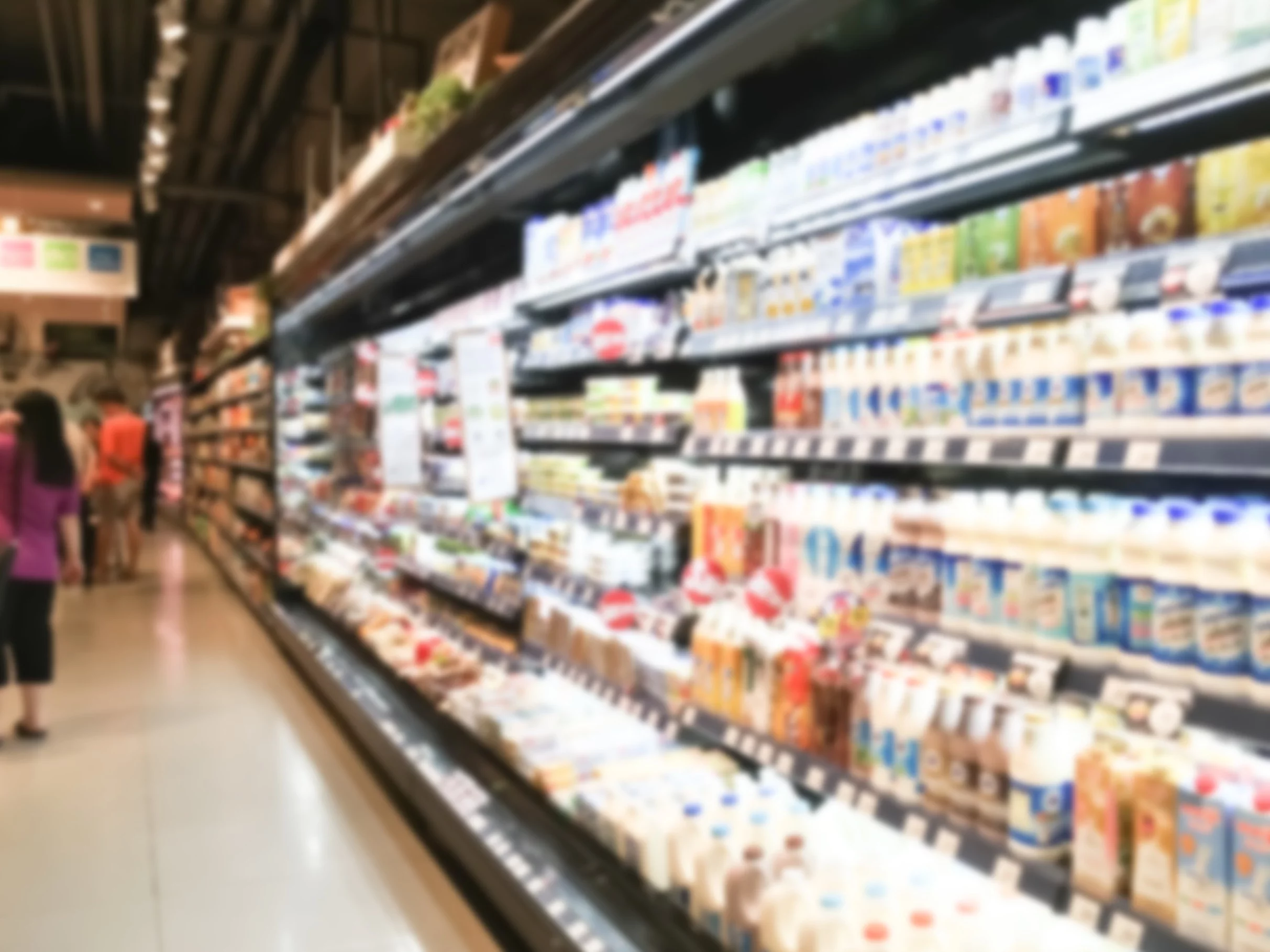 Produkty mleczne w supermarkecie, zdjęcie ilustracyjne