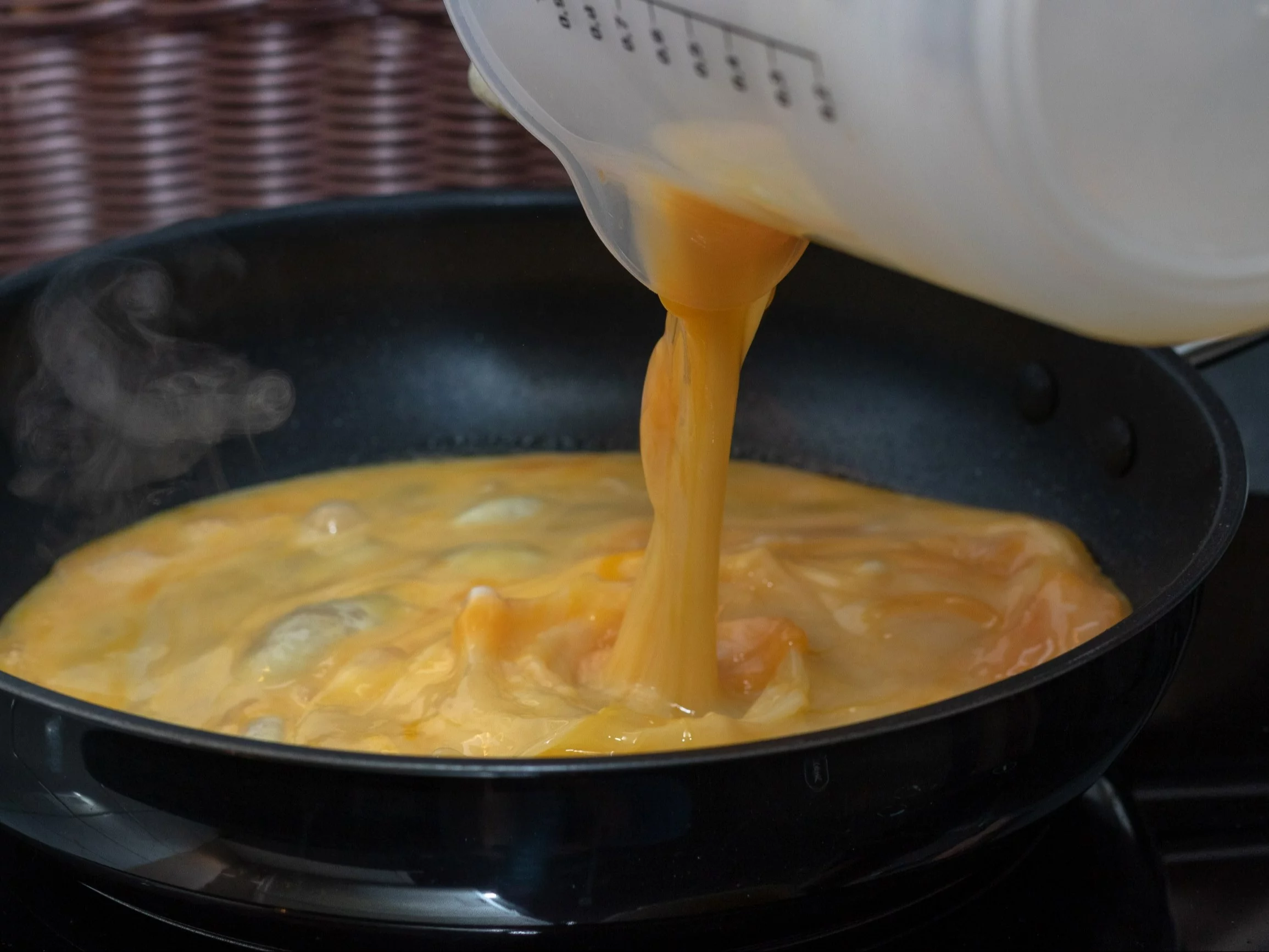 Smażenie jajecznicy