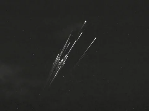 Satelity Starlink płonące w atmosferze