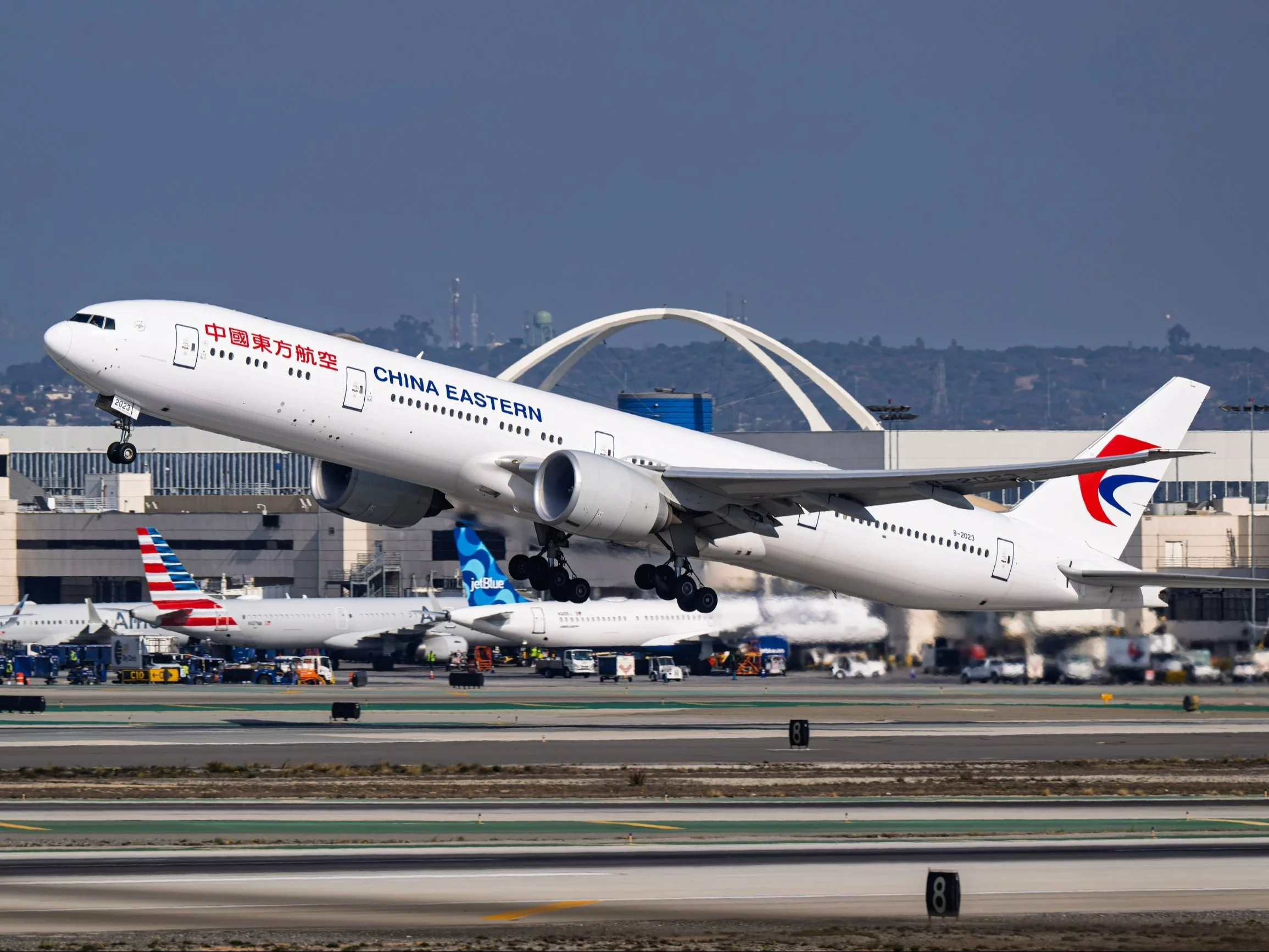 Dla jednych marzenie, dla innych koszmar. Najdłuższy lot świata już dostępny