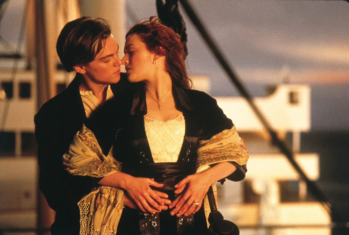 Leonardo DiCaprio i Kate Winslet w filmie "Titanic"