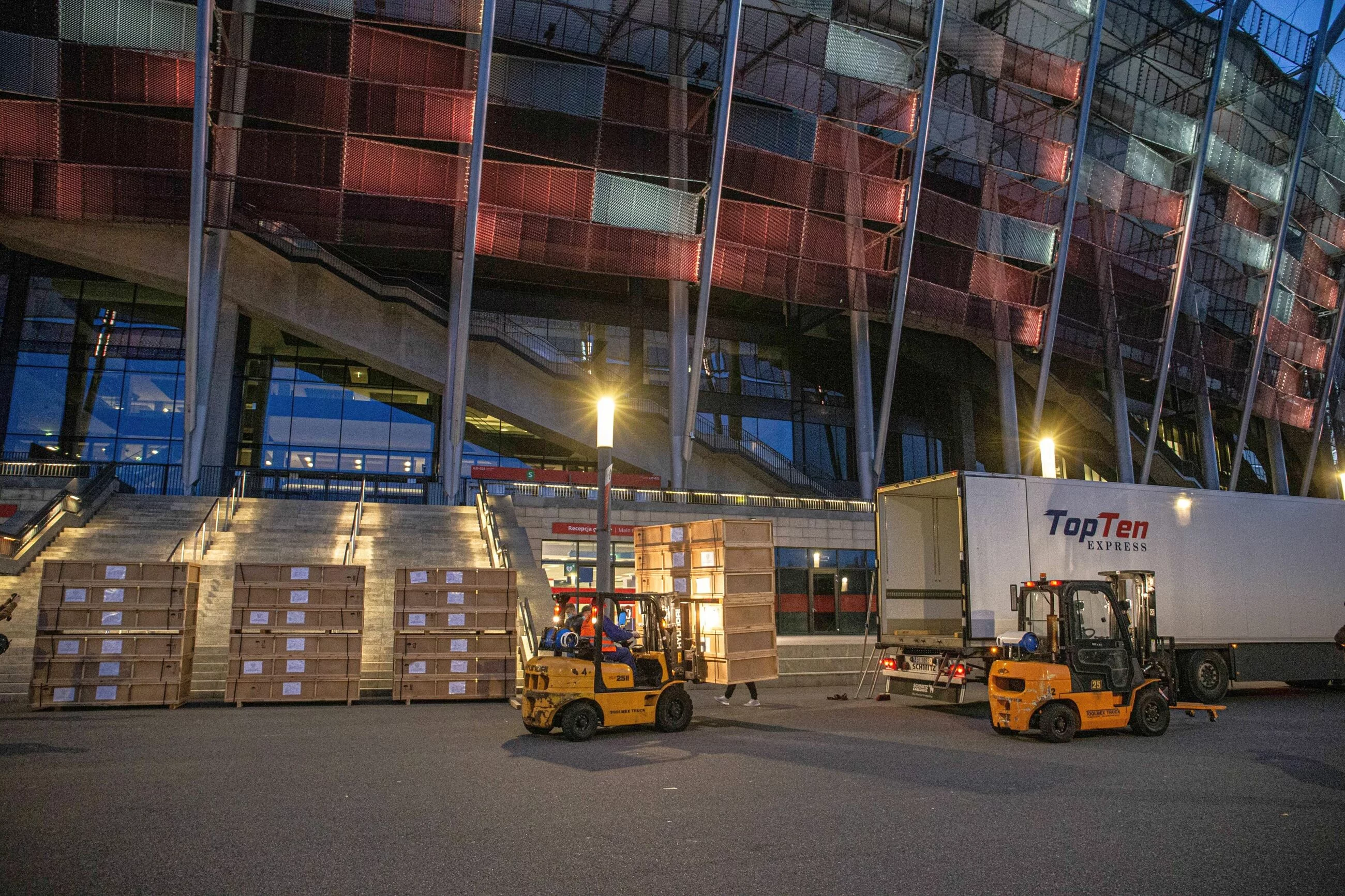 Stadion Narodowy w czasie prac nad zamienieniem go w szpital polowy