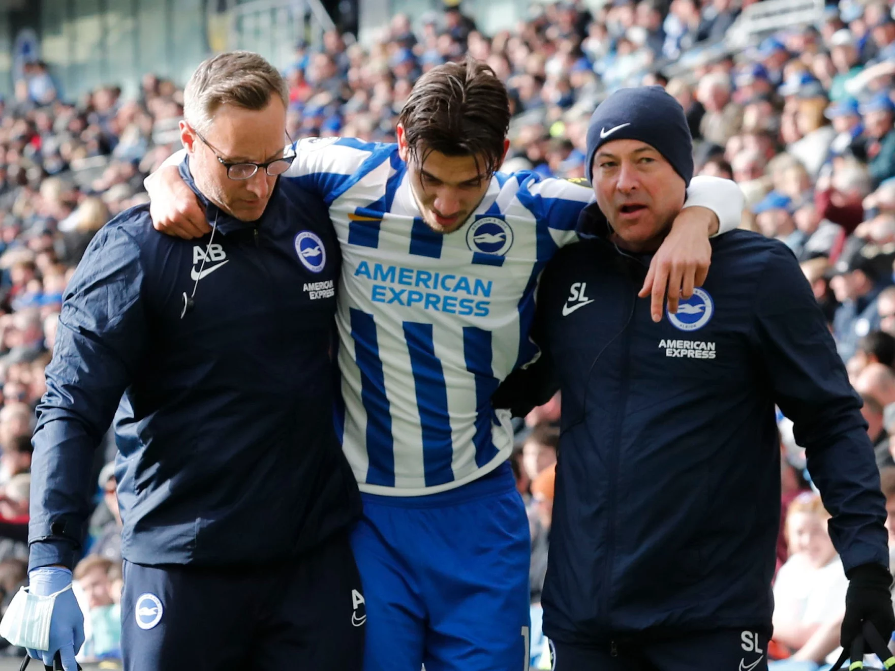 Jakub Moder opuszcza boisko w asyście lekarzy Brightonu