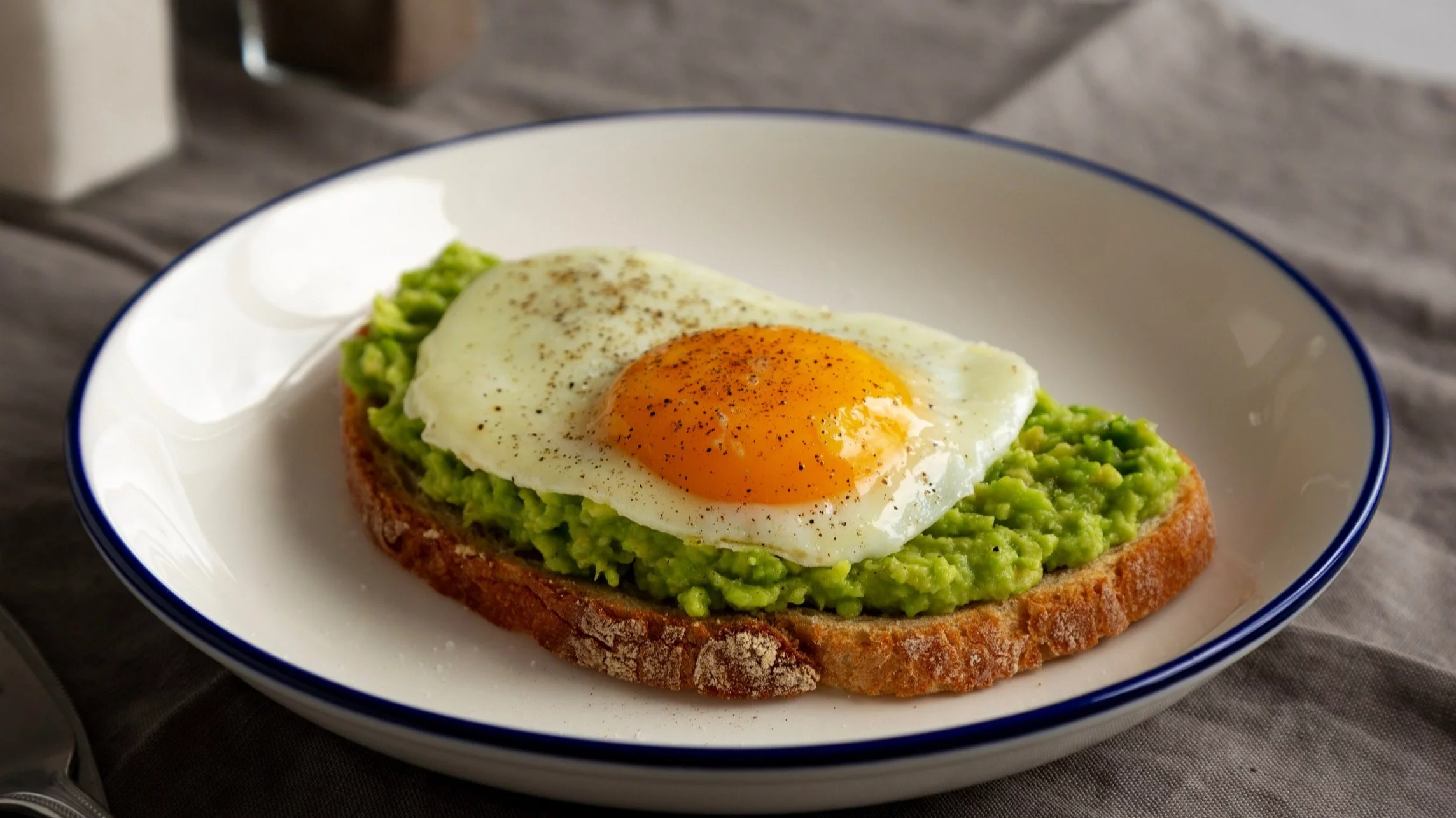 Kanapka z pastą z awokado i sadzonym jajkiem