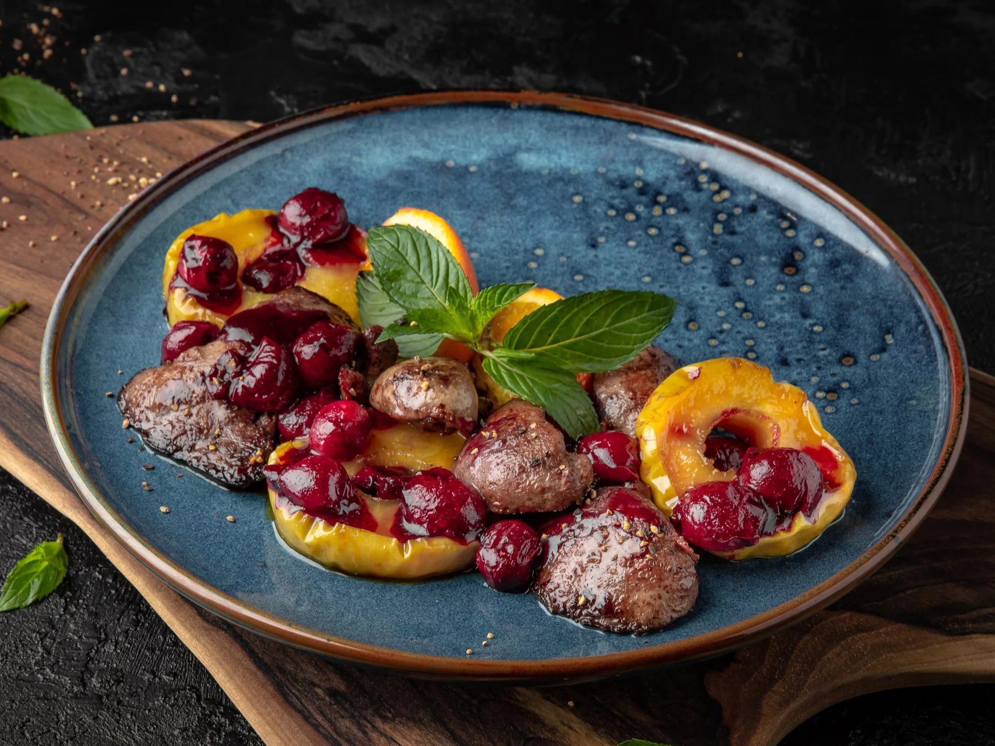 Wątróbka z jabłkiem i wiśniami