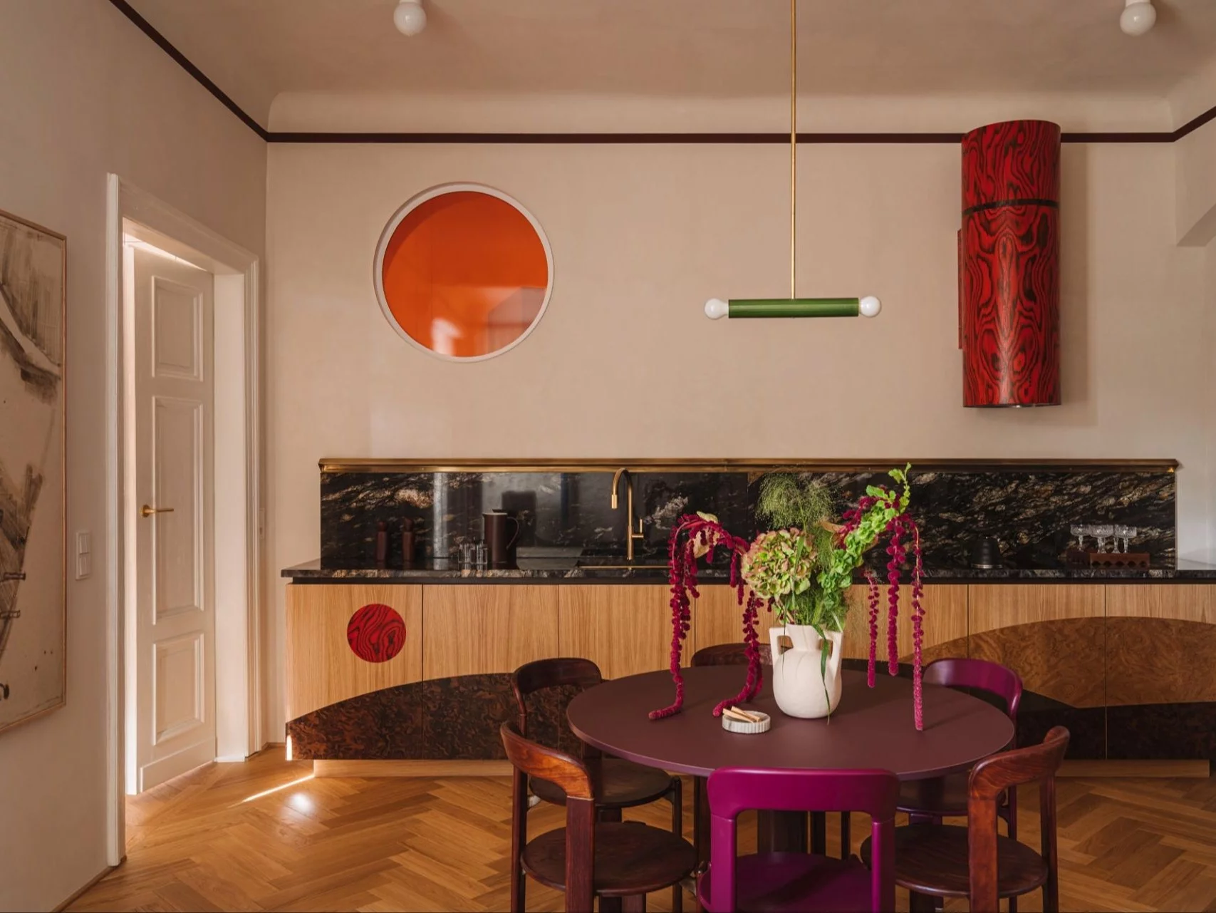 Świetlik jak słońce, kamień jak biżuteria. To wnętrze robi wrażenie. Projekt Wojciech Nowak z NOWW