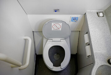 Toaleta, samolot, zdj. ilustracyjne