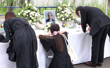 Tokio, Japończycy wpisują się do księgi kondolencyjnej