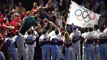 Tom Cruise z flagą olimpijską