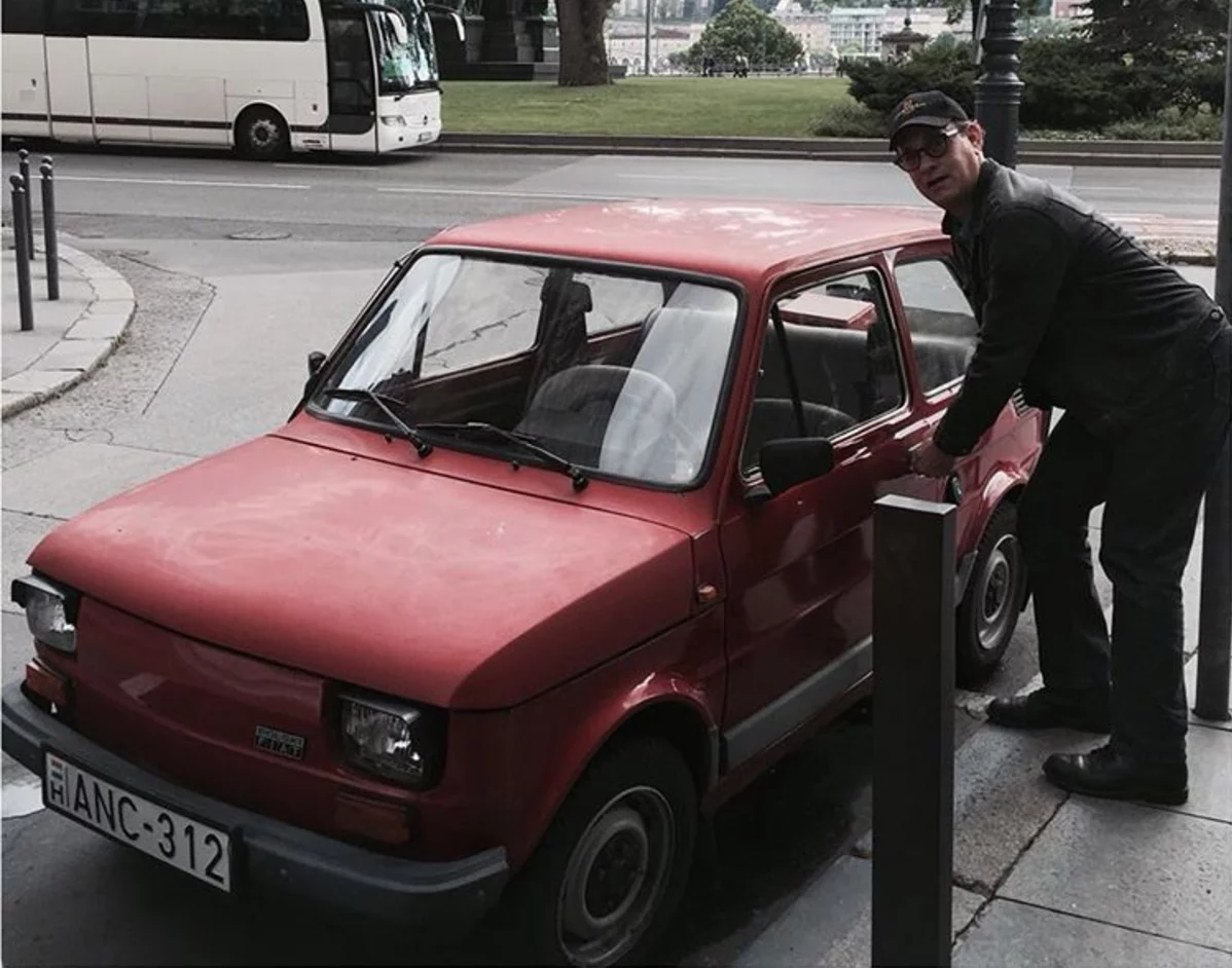 Tom Hanks jeździ "Maluchem"? To zdjęcie stało się hitem