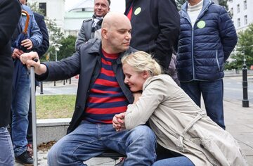 Tomasz Kalita z żoną Anną pod Sejmem