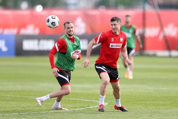 Tomasz Kędziora i Robert Lewandowski na treningu