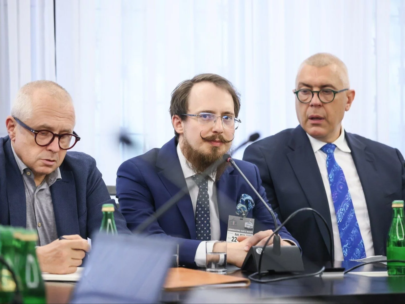 Były dyrektor departamentu Funduszu Sprawiedliwości Tomasz Mraz (w środku)