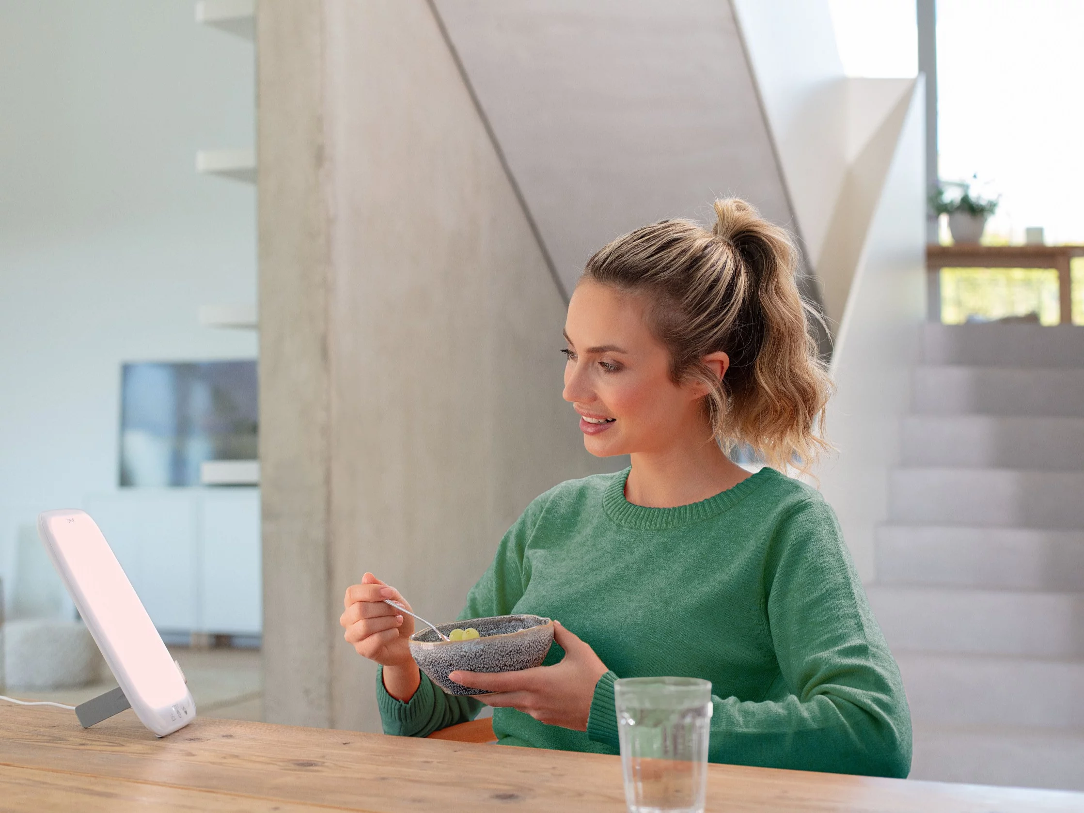 Sprawdzony, bezpieczny sposób na sezonowy spadek nastroju i niedobór energii. Odpowiednio dobrana lampa o świetle dziennym może stać się elementem codziennej rutyny – wspierając koncentrację i regulując rytm dobowy