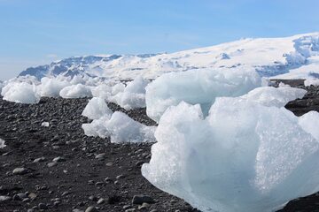 Topniejący lodowiec, zdj. ilustracyjne