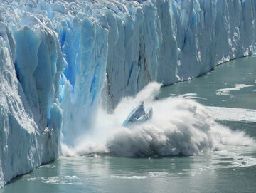 Topniejący lodowiec, zdjęcie ilustracyjne