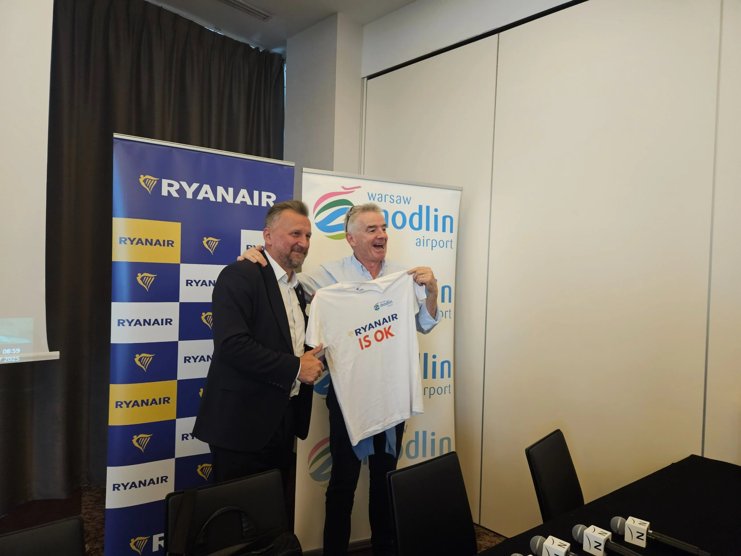 Od lewej: p.o. Prezesa Lotniska Warszawa-Modlin Jacek Kowalski, prezes linii Ryanair Michael O'Leary