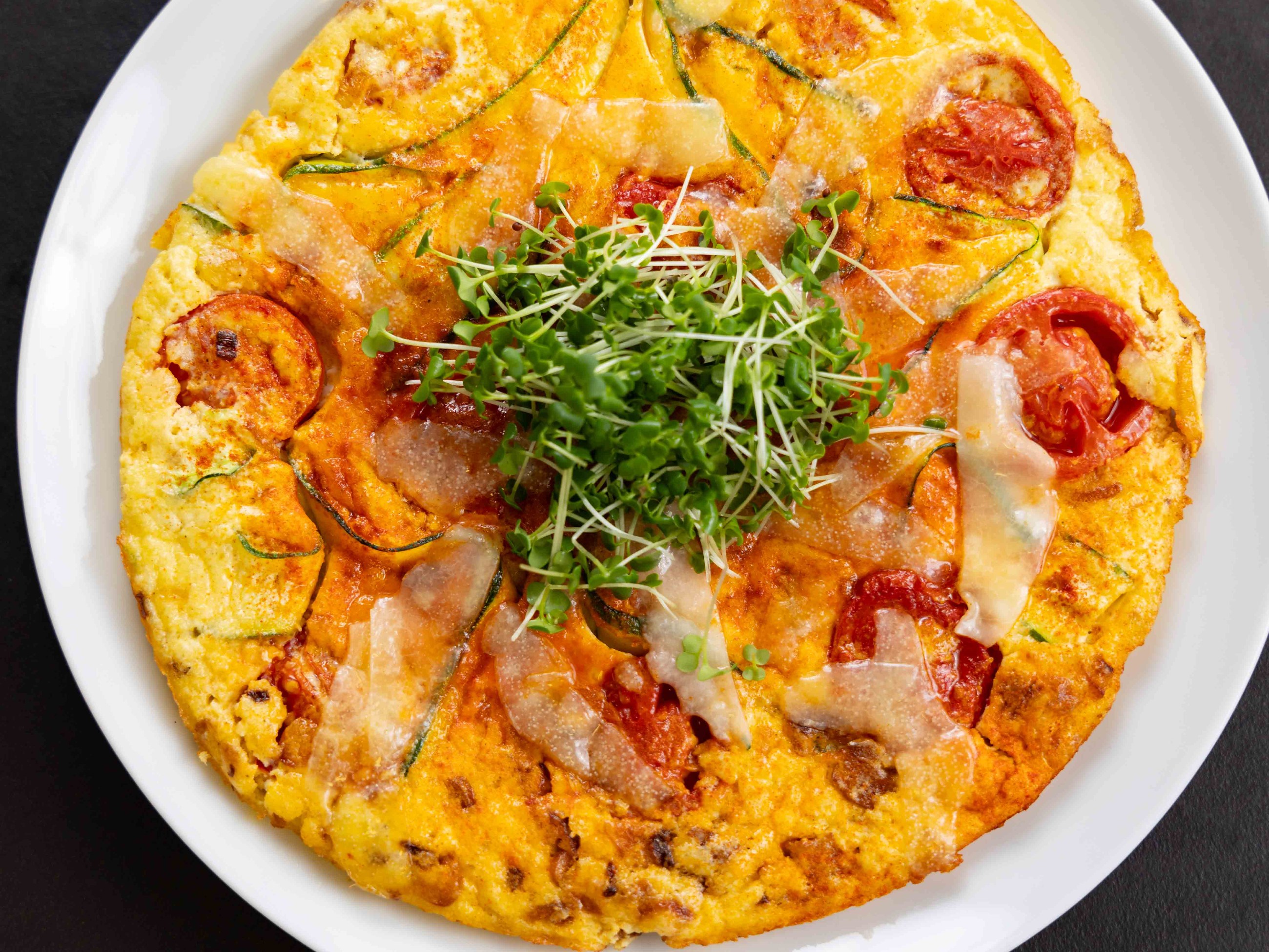 Tortilla z cukinią i pomidorkami. Przepis Leszka Wodnickiego dla „Wprost”