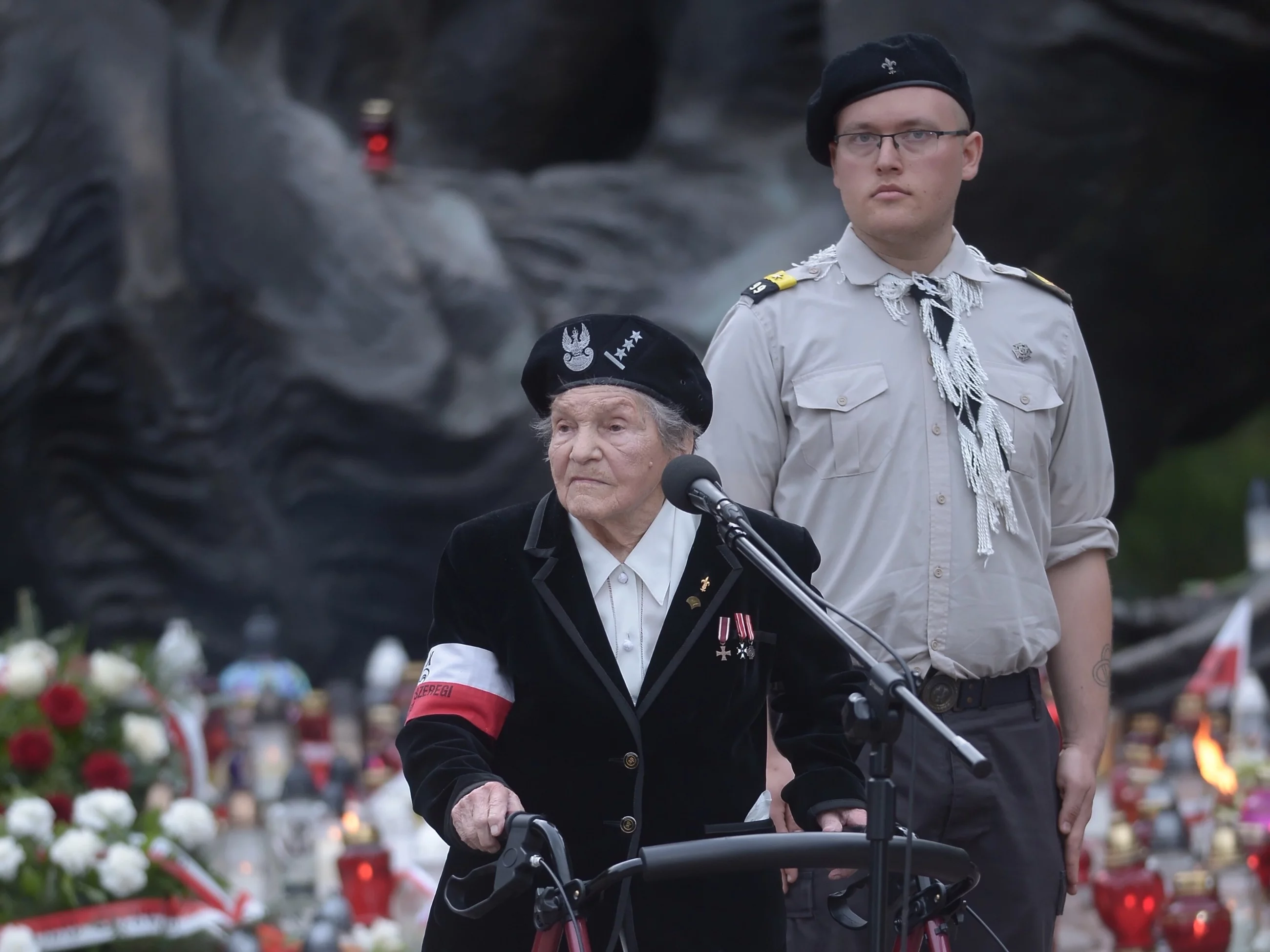 Uczestniczka Powstania Warszawskiego Wanda Traczyk-Stawska ps. Pączek podczas uroczystości przed pomnikiem „Polegli – Niepokonani” na Cmentarzu Powstańców Warszawy na Woli