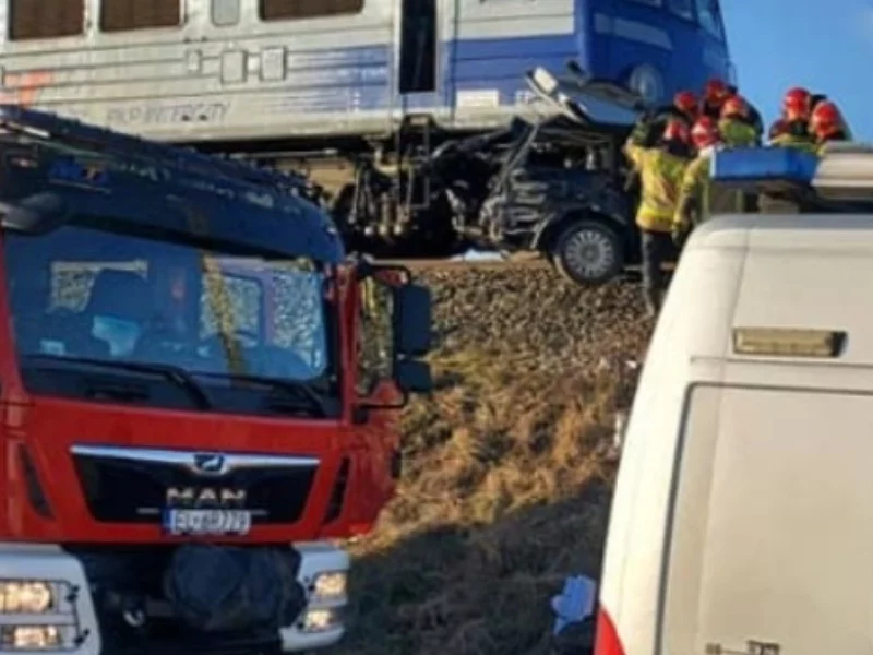 Auto wjechało pod pociąg