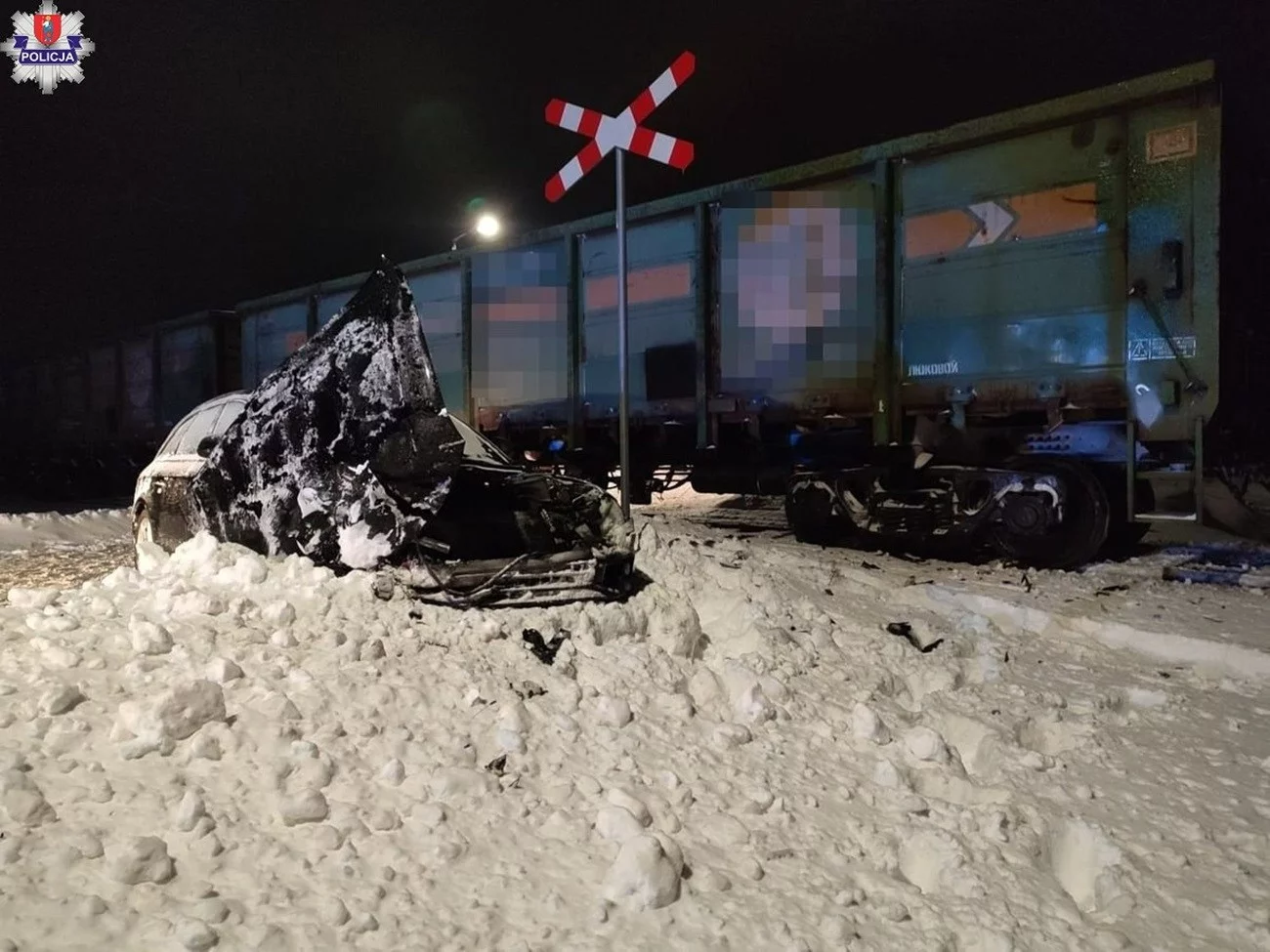 Tragedia na przejeździe kolejowym. Pociąg staranował auto