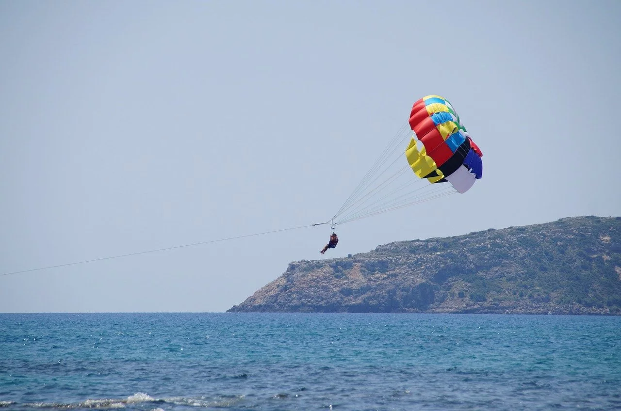 Parasailing (zdj. ilustracyjne)