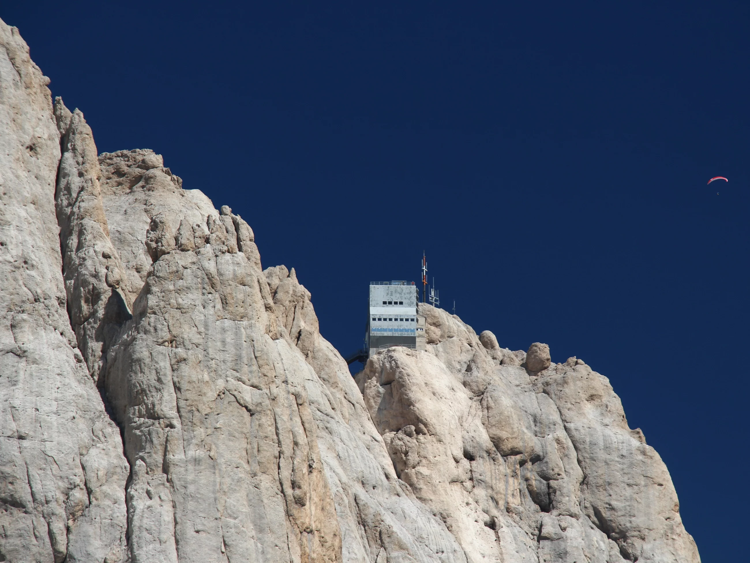 Punta Rocca w masywie Marmolada w Dolomitach